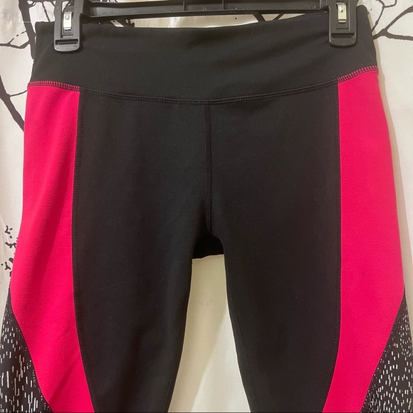 Fabletics Black Pink Insert Panels Athletic Workout Capri Leggings - Picture 2 of 9